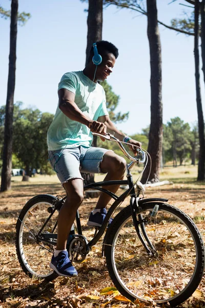 Man med hörlurar ridning cykel — Stockfoto