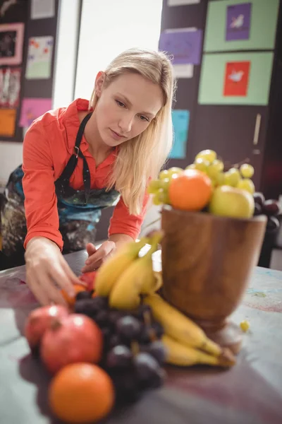 Lärare att ordna mat för målning på bord — Stockfoto
