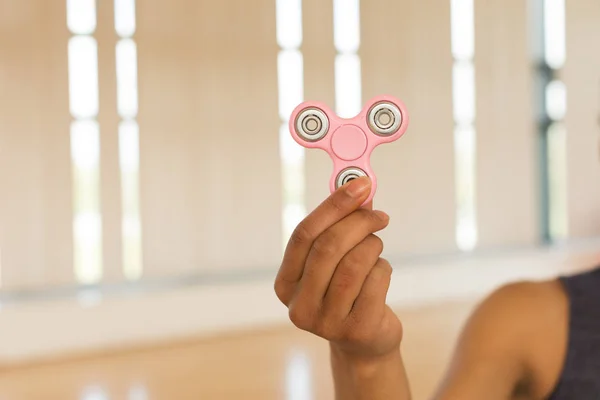 Meisje houdt een fidget spinner — Stockfoto