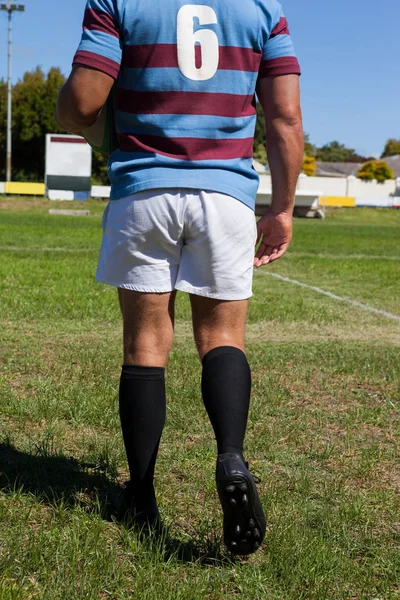 Jogador de rugby andando em campo — Fotografia de Stock