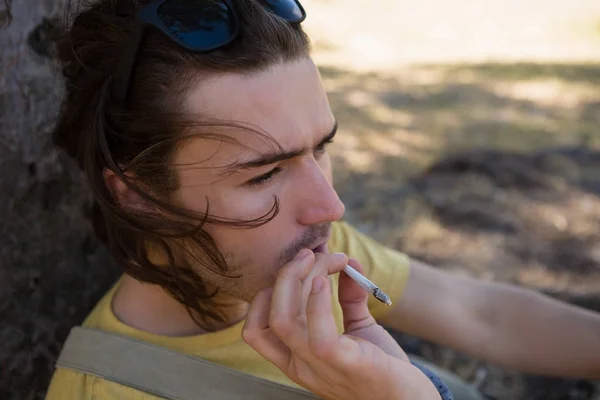Man rokende onkruid in het park — Stockfoto