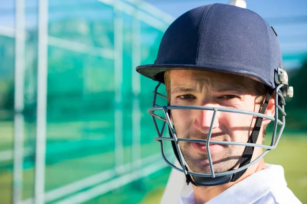 Jugador de cricket con casco — Foto de Stock