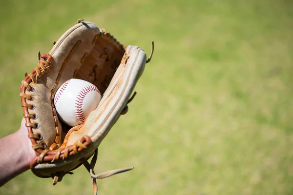 Ruka baseballové džbánek držení míče — Stock fotografie