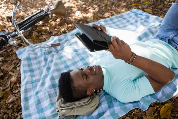 Uomo che utilizza tablet digitale — Foto Stock