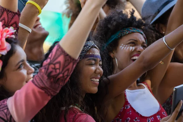 Vrouw neemt selfie op mobiele telefoon — Stockfoto