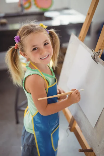 Lachende meisje hijgen op canvas — Stockfoto
