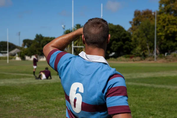 Jugador de rugby de pie en campo — Foto de Stock