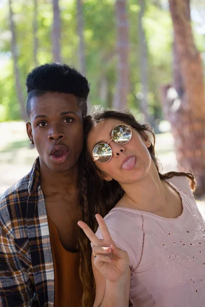 Pareja divirtiéndose juntos en parque — Foto de Stock