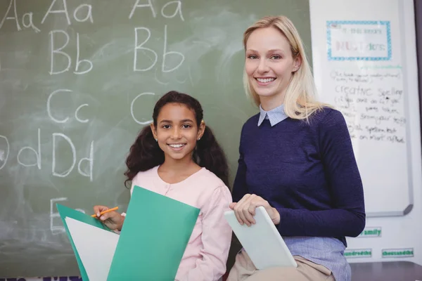 Profesora y colegiala en el aula — Foto de Stock