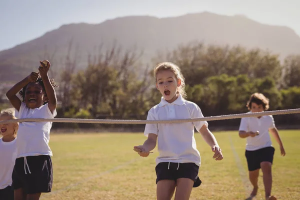 Colegialas corriendo hacia la línea de meta — Foto de Stock