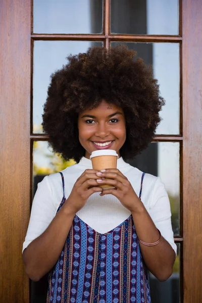 Mulher segurando copo de café descartável — Fotografia de Stock