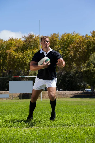 Jogador de rugby jogando em campo — Fotografia de Stock