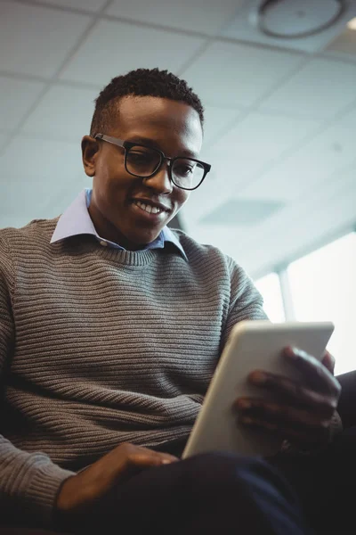 Ejecutivo atento usando tableta digital — Foto de Stock