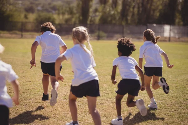 Colegialas corriendo en el parque — Foto de Stock