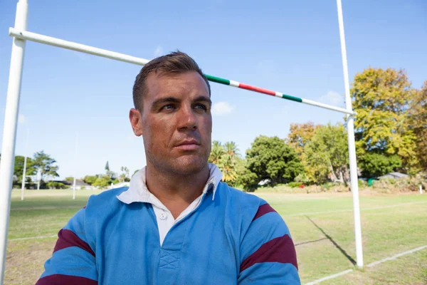 Doordachte rugbyspeler permanent — Stockfoto