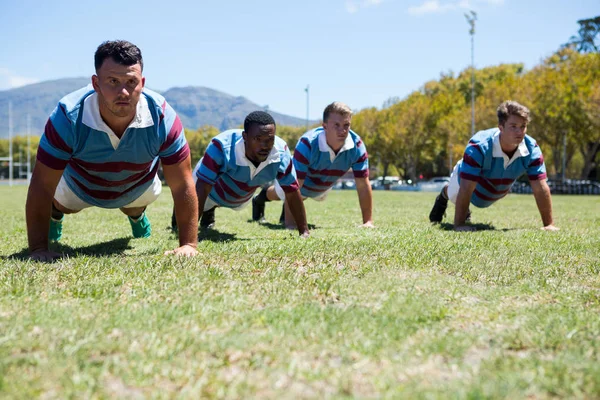 Jogadores de rugby fazendo empurrar para cima — Fotografia de Stock