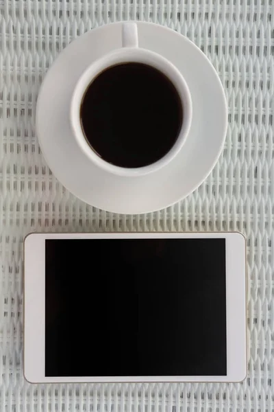 Tablet digital por xícara de café — Fotografia de Stock