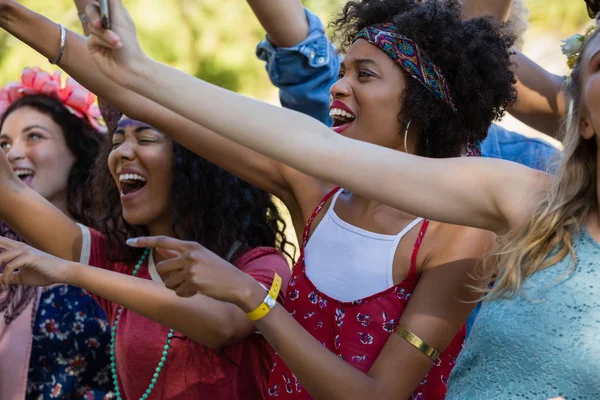 Amigos do sexo feminino se divertindo no festival de música — Fotografia de Stock
