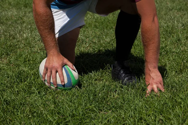Spieler hockt mit Rugbyball — Stockfoto