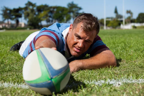 Joueur tenant la balle de rugby en ligne — Photo