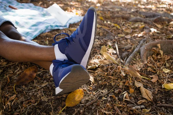 Uomo rilassante sulla coperta da picnic — Foto Stock