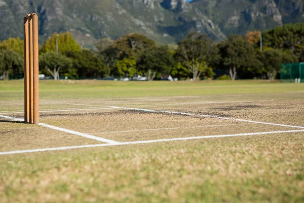 Campo de esportes no dia ensolarado — Fotografia de Stock