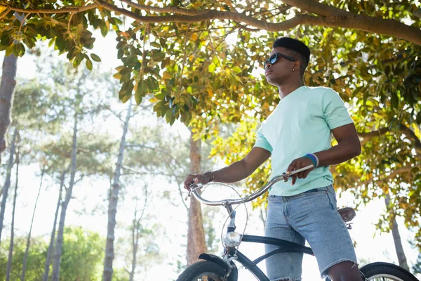 Man står med sin cykel — Stockfoto