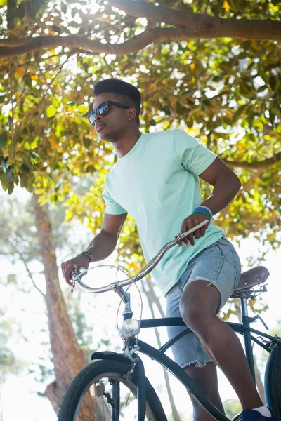 Чоловік їде на велосипеді в парку — стокове фото