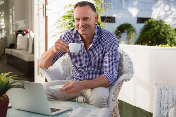 Mature businessman drinking coffee — Stock Photo, Image