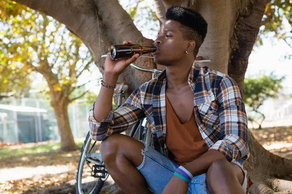 Young man having a beer — Stock Photo, Image