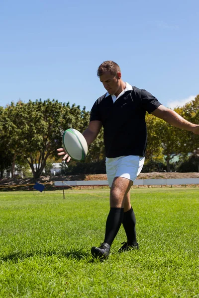 Spelare sparkar rugby boll — Stockfoto