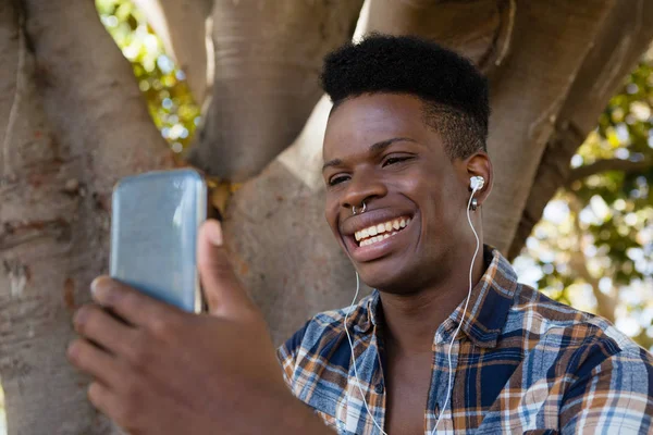 Uomo con auricolari che ascolta musica — Foto Stock