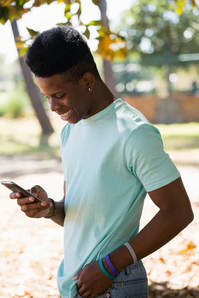 Homme utilisant un téléphone portable dans le parc — Photo