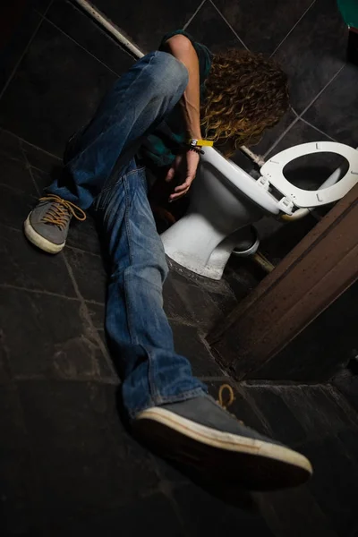 Man vomiting on toilet bowl — Stock Photo, Image