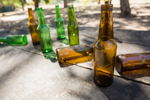 Порожні пляшки пива на дерев'яній дошці — стокове фото
