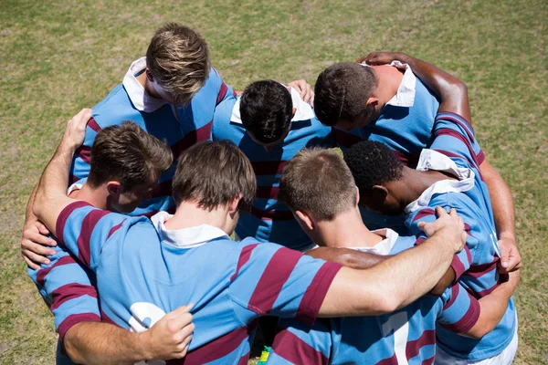 Rugby team maken huddle — Stockfoto