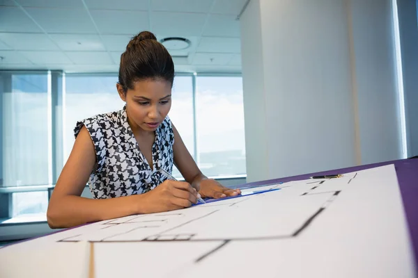 Arquitecta femenina trabajando en el plano — Foto de Stock