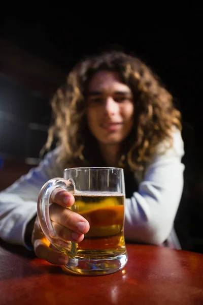 Ember tartja a korsó sör a bárban — Stock Fotó