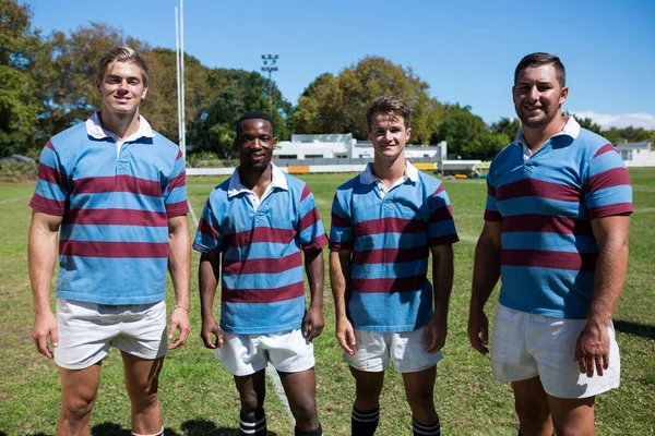 Sorrindo equipe de rugby de pé no campo — Fotografia de Stock
