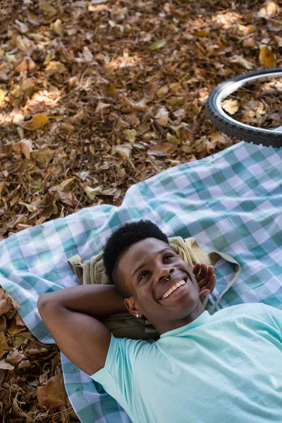 Hombre relajándose en una manta de picnic — Foto de Stock