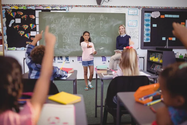 Colegiala tomando lección de sus compañeros de clase — Foto de Stock