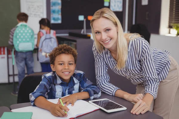 Lehrer hilft Schüler bei den Hausaufgaben — Stockfoto