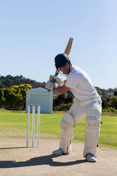 Jogador de críquete jogando em campo — Fotografia de Stock