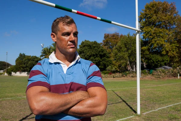 Jogador de rugby com braços cruzados — Fotografia de Stock