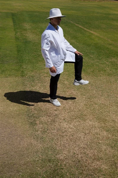 Kriket hakem maç sırasında bacak Hoşça kal sinyal — Stok fotoğraf