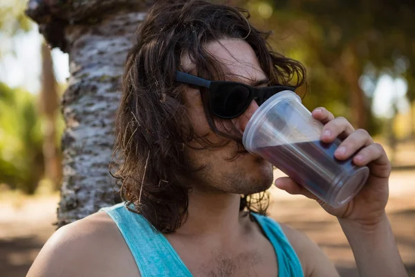 Muž pití piva v parku — Stock fotografie