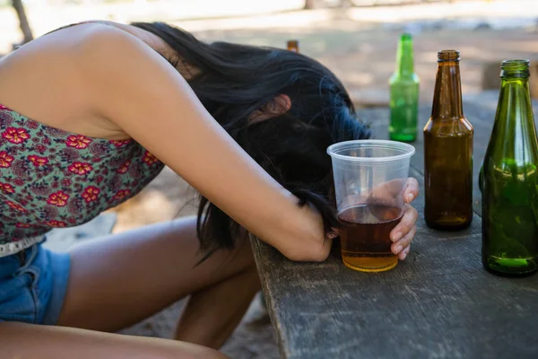 Пьяная женщина спит на столе — стоковое фото