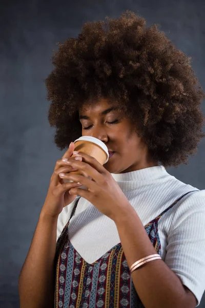 Femme boire du café contre le mur — Photo