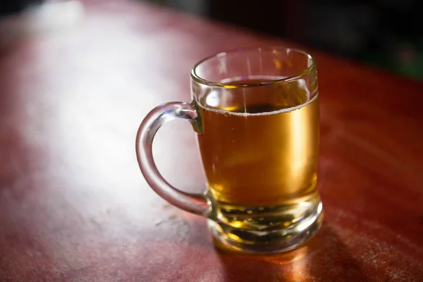Ölglas på ett bord — Stockfoto