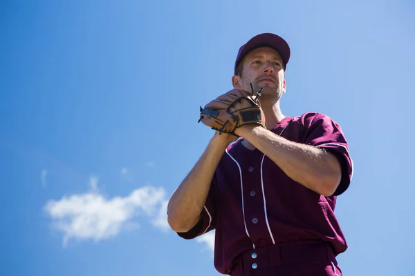 Baseball pitcher standing — Stock Photo, Image